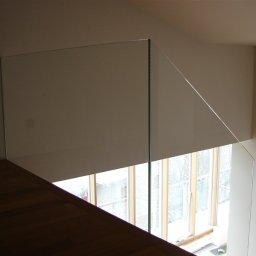 szklana balustrada samonośna