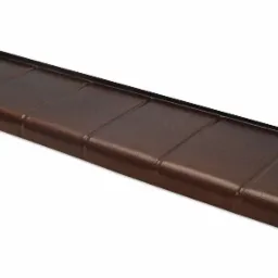 Brązowy parapet zewnętrzny z metalu, widoczne segmenty i zaokrąglone zakończenie, na białym tle.