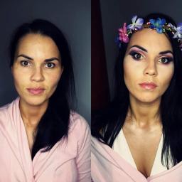 Dotyk Piękna - Justyna Rojek - Portret kobiety przed i po wykonaniu makijażu, po lewej bez, po prawej z mocnym makijażem oczu w odcieniach fioletu i różu oraz kwiatowym wiankiem na głowie.