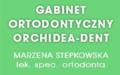 Znak graficzny gabinetu ortodontycznego Orchidea-Dent z nazwiskiem lekarza specjalisty Marzeny Stepkowskiej na zielonym tle.