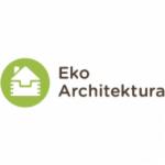 Logo firmy Eko Architektura z zielonym symbolem domu i napisem, promującej ekologiczne budownictwo.