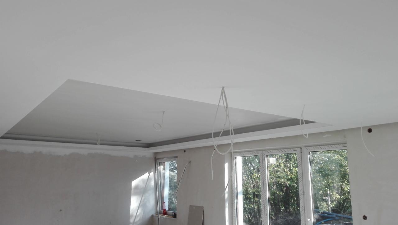 Sufit podwieszany z oświetleniem w trakcie montażu w Zmysłówce, widoczne kable i niedokończone ściany.