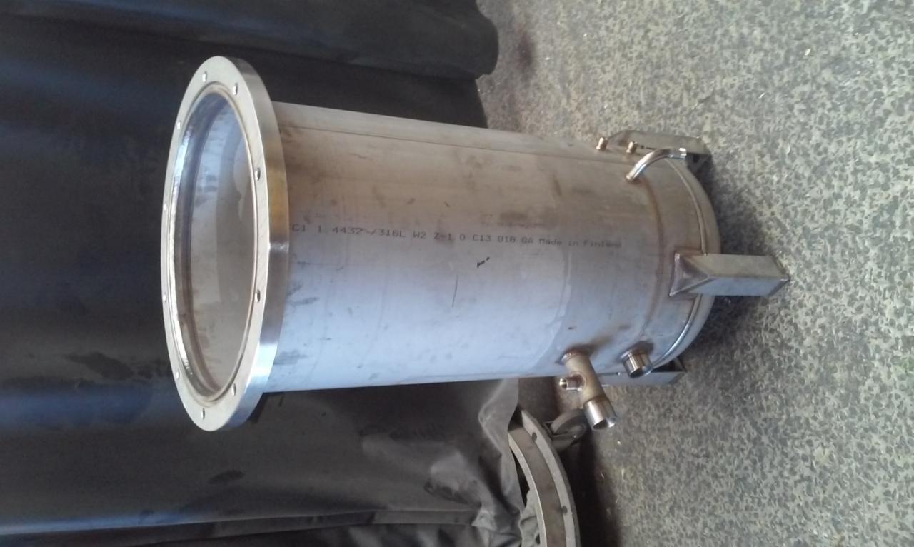Cylindryczny zbiornik ze stali nierdzewnej z widocznymi spawami, umieszczony na szarym, teksturowanym podłożu, z napisem 'Made in Finland'.