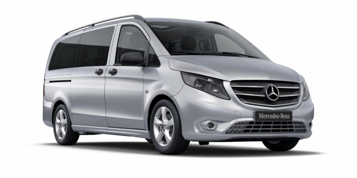 Srebrny Mercedes-Benz Vito, widok z przodu, na białym tle. Auto z relingami dachowymi i ciemnymi szybami.