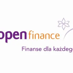Logo Open Finance z fioletowym napisem i pomarańczowym 'finance', slogan 'Finanse dla każdego' oraz stylizowany kwiat