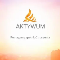 Sylwetka kobiety z teczką i peleryną na tle wschodzącego słońca, obok logo firmy 'AKTYWUM' z hasłem 'Pomagamy spełniać marzenia'.