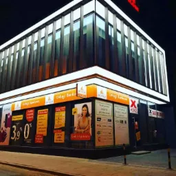 Fasada budynku z reklamami usług bankowych, w tym kredytów hipotecznych i pożyczek pozabankowych, widoczne logo 'AktywuM' i hasła reklamowe.