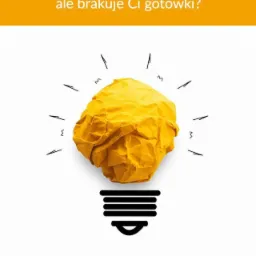 Żółta zmięta kartka papieru uformowana w kształt żarówki na białym tle z napisem 'Chcesz rozwijać własny biznes, ale brakuje Ci gotówki?'