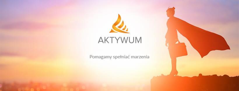 Sylwetka kobiety z teczką i peleryną na tle wschodzącego słońca, obok logo firmy 'AKTYWUM' z hasłem 'Pomagamy spełniać marzenia'.