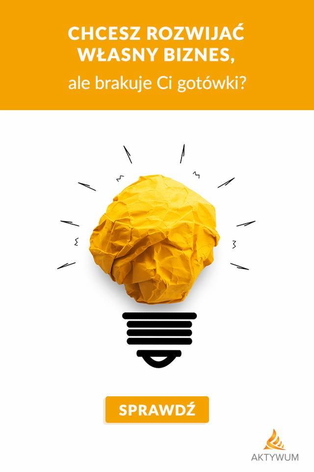 Żółta zmięta kartka papieru uformowana w kształt żarówki na białym tle z napisem 'Chcesz rozwijać własny biznes, ale brakuje Ci gotówki?'