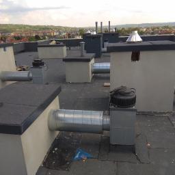Wentylatory wyciągowe  na dachu bloku w mieście Rzeszów