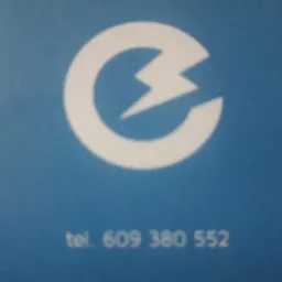 Logo elektryczne: biała litera 'C' z symbolem błyskawicy wewnątrz, na niebieskim tle, numer telefonu w dolnej części.