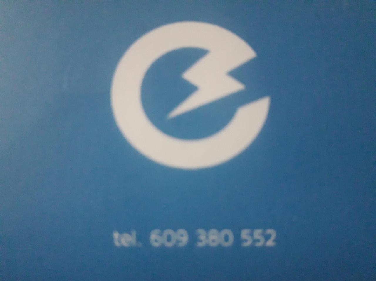 Logo elektryczne: biała litera 'C' z symbolem błyskawicy wewnątrz, na niebieskim tle, numer telefonu w dolnej części.