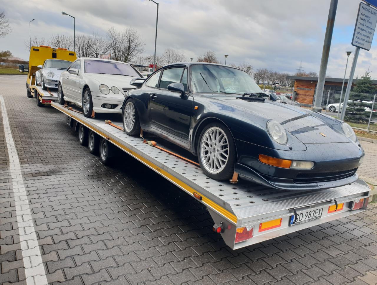 Transport samochodów niskopodwoziowych przy użyciu dodatkowych najazdów