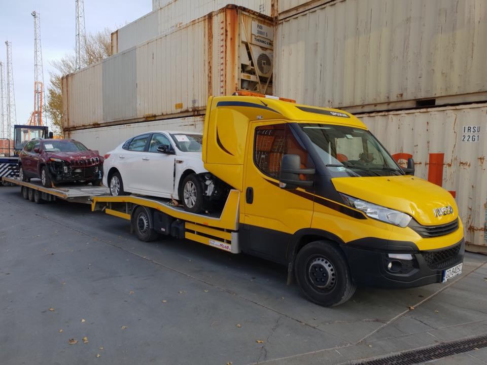 Transport samochodów uszkodzonych z portów morskich