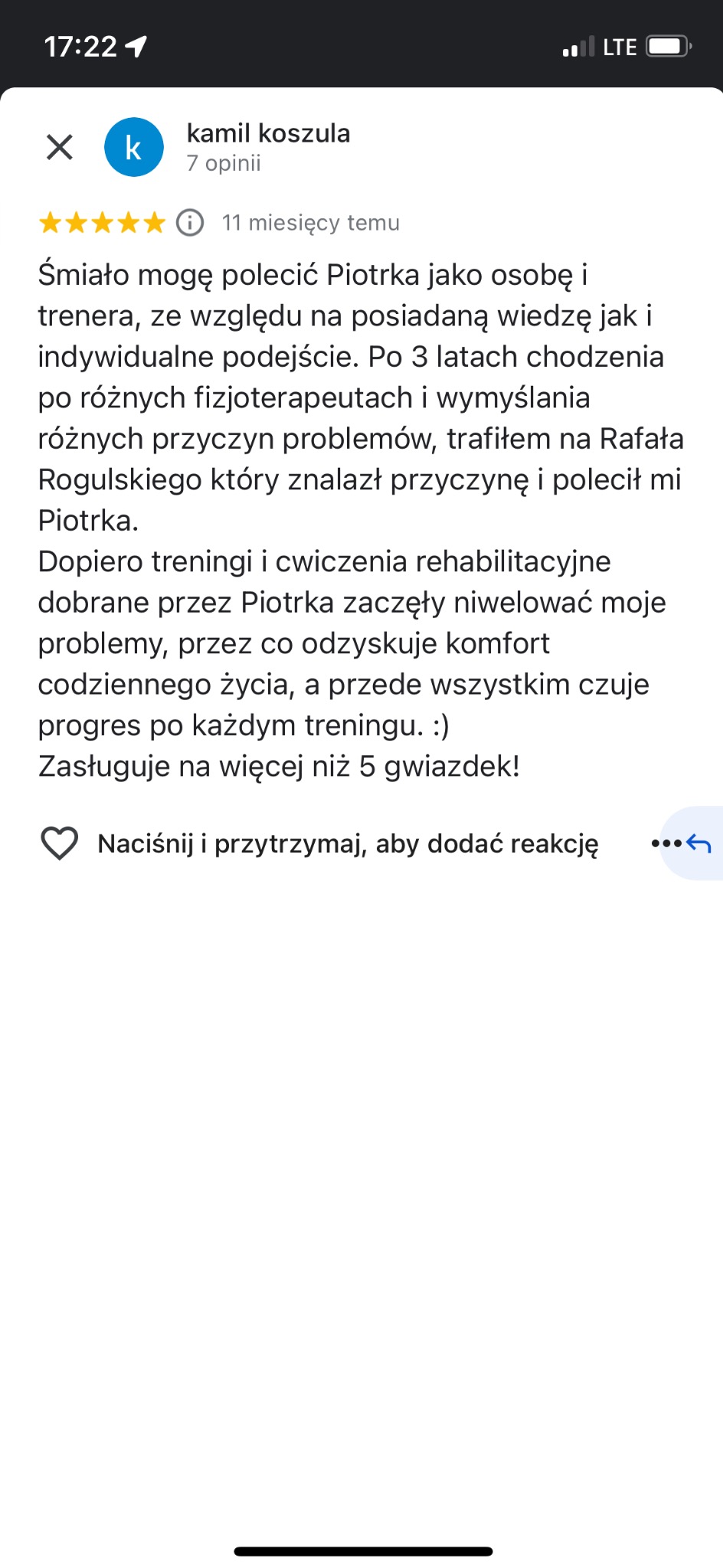 Zrzut ekranu pozytywnej recenzji klienta polecającego trenera Piotrka za indywidualne podejście i skuteczne treningi rehabilitacyjne, które pomogły mu odzyskać komfort życia.