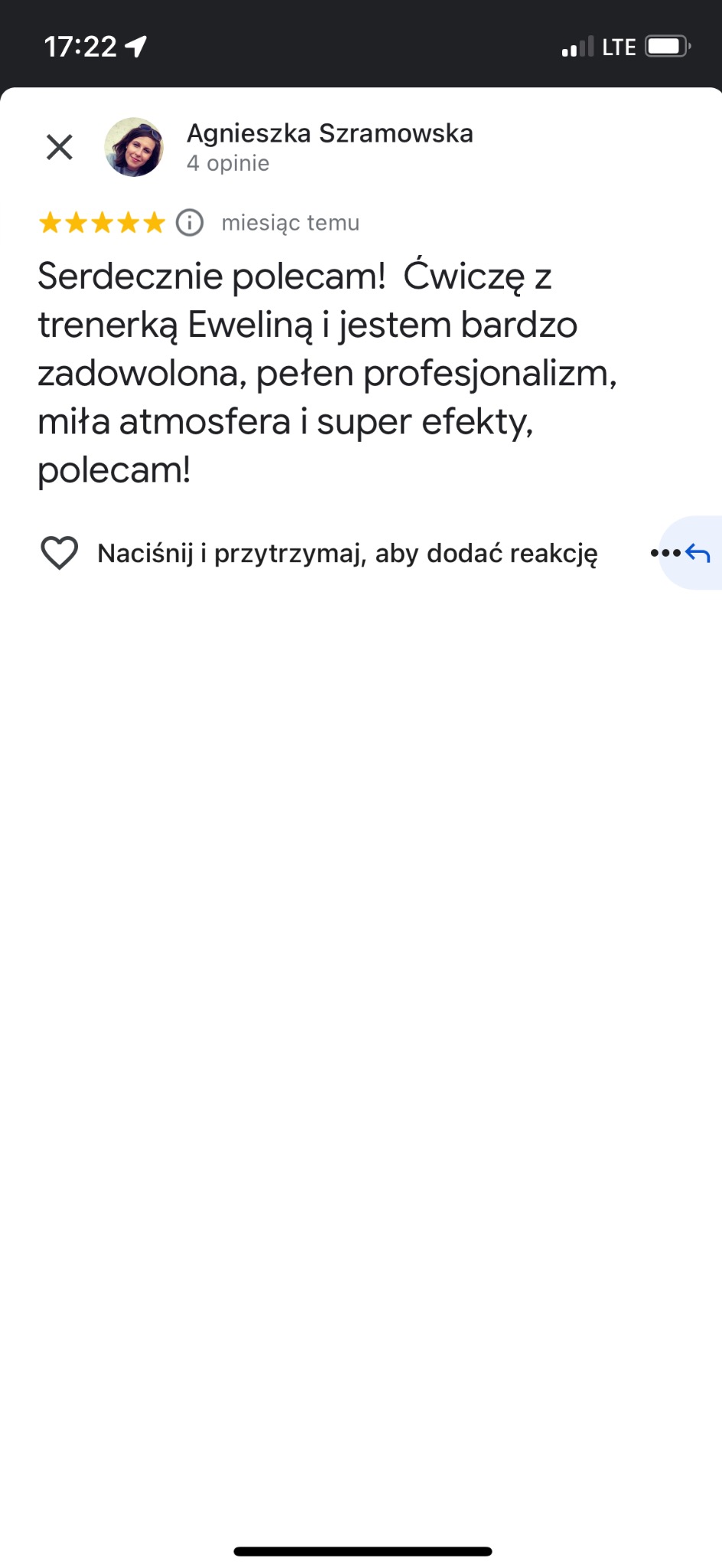 Zrzut ekranu pozytywnej opinii klientki Agnieszki Szramowskiej o trenerce Ewelinie, podkreślającej profesjonalizm, miłą atmosferę i super efekty ćwiczeń.