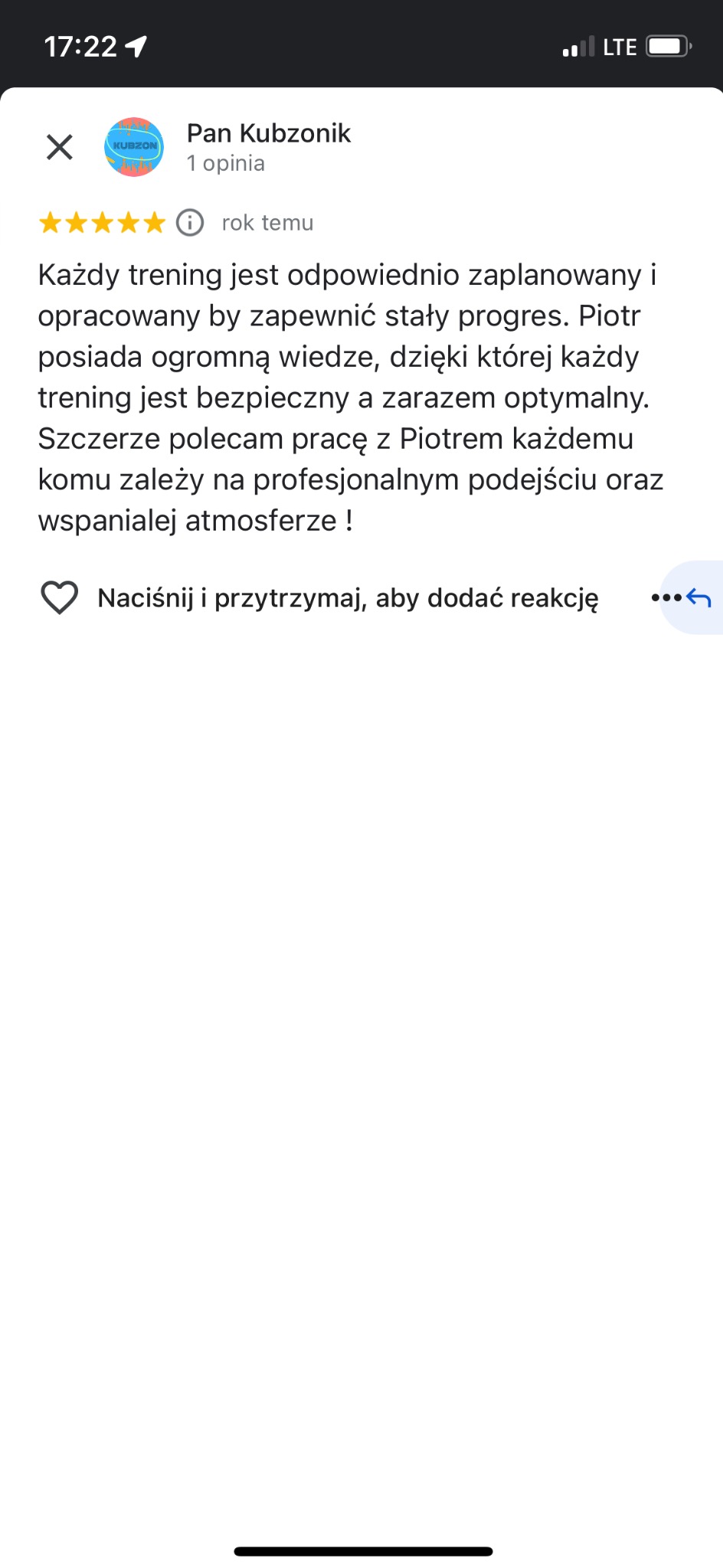 Zrzut ekranu pozytywnej opinii klienta o Panu Kubzoniku, podkreślający profesjonalne podejście i wspaniałą atmosferę podczas treningów.