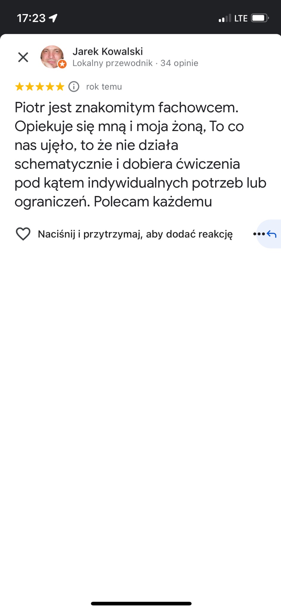 Zrzut ekranu z pozytywną opinią klienta o Piotrze, który jest chwalony za indywidualne podejście i dobieranie ćwiczeń pod potrzeby klienta.