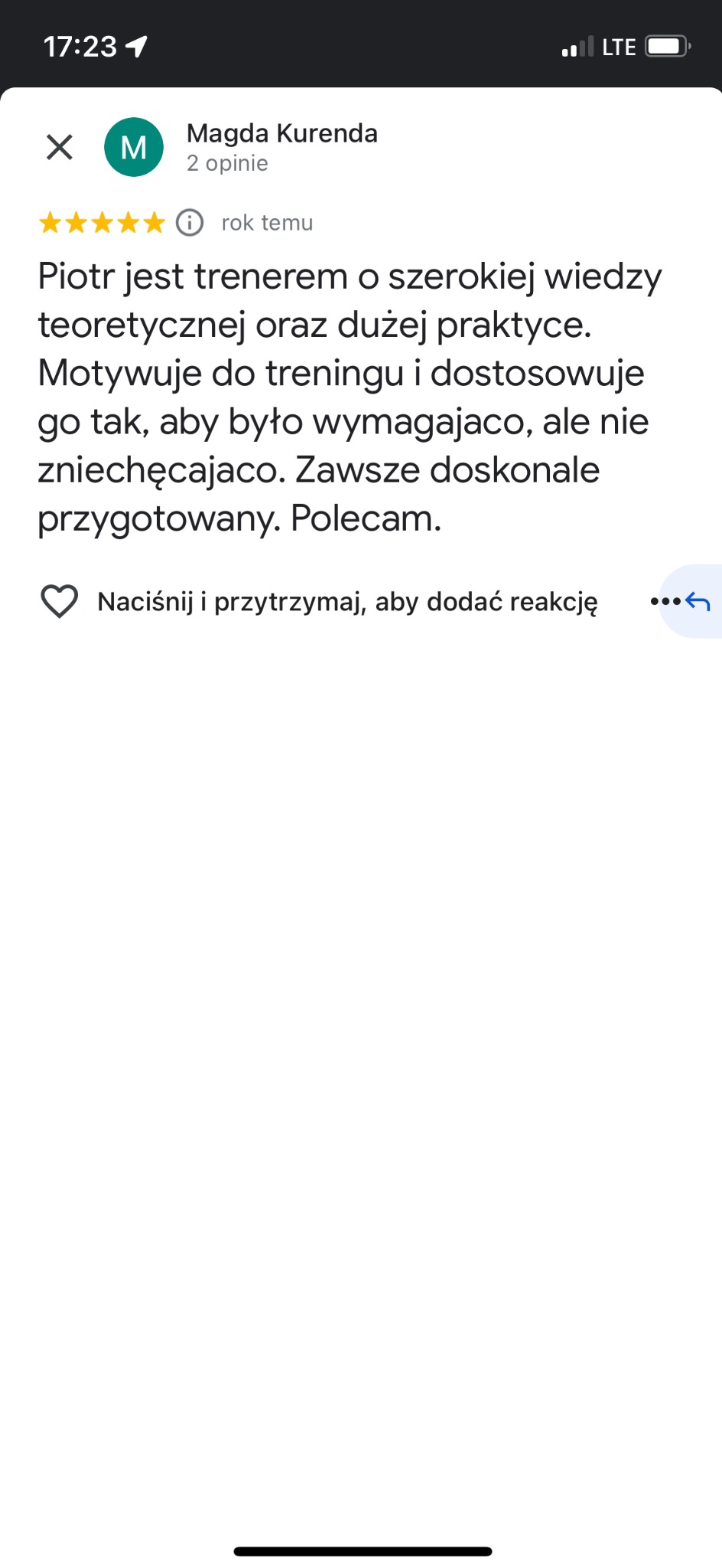 Zrzut ekranu pozytywnej recenzji online od Magdy Kurendy, oceniającej Piotra jako trenera z szeroką wiedzą teoretyczną i dużą praktyką, motywującego i doskonale przygotowanego.