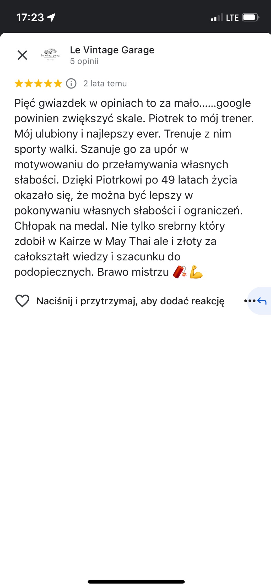 Zrzut ekranu opinii klienta o trenerze sportów walki Piotrze z Le Vintage Garage, wychwalającego jego upór w motywowaniu i wiedzę zdobytą w Kairze w May Thai.