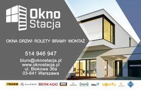Reklama firmy Okno Stacja prezentująca nowoczesny dom z dużymi przeszkleniami, w tym oknami i drzwiami tarasowymi. Na pierwszym planie logo firmy i dane kontaktowe. W tle widoczny fragment garażu.