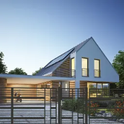 Nowoczesny dom jednorodzinny z białymi ścianami, skośnym dachem z panelami słonecznymi, drewnianą elewacją, dużymi przeszkleniami i metalową bramą wjazdową. W tle widoczny skuter.