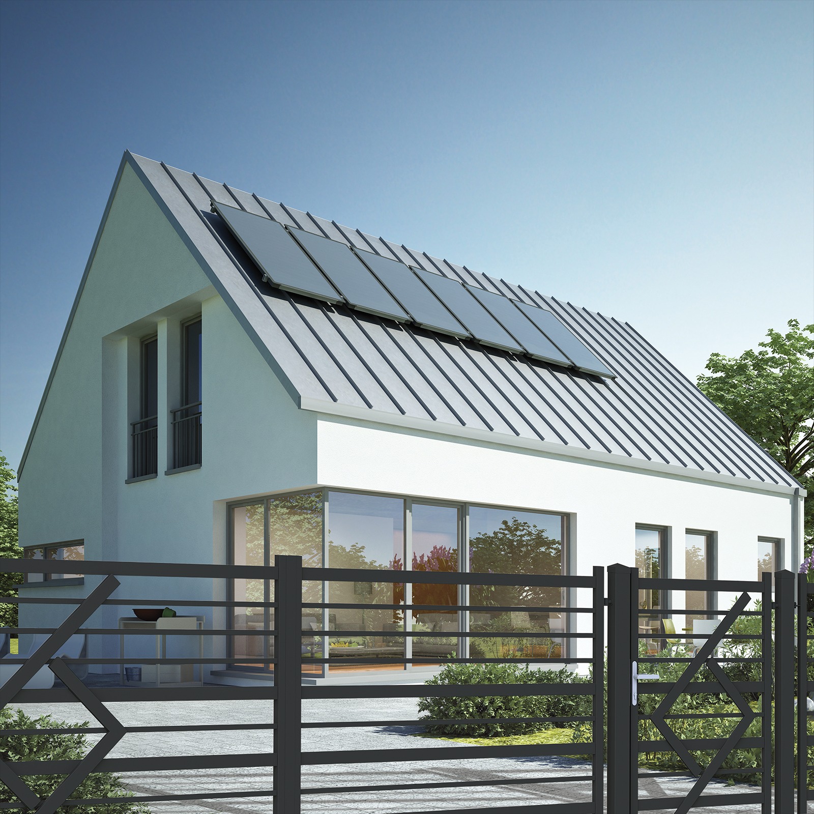 Nowoczesny dom jednorodzinny z dużymi przeszkleniami, metalowym dachem i panelami solarnymi, widok zza metalowego ogrodzenia.