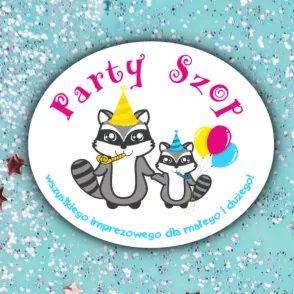 Owalna naklejka z dwoma szopami w czapeczkach urodzinowych i balonami, z napisem 'Party Szop' i życzeniami, na tle z brokatem, w Nowym Targu.
