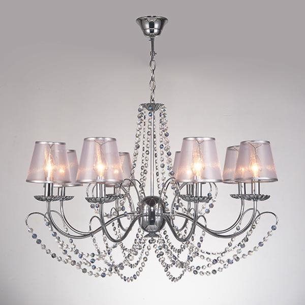 Chromowany żyrandol z sześcioma abażurami w kolorze liliowym, ozdobiony kaskadami kryształków.