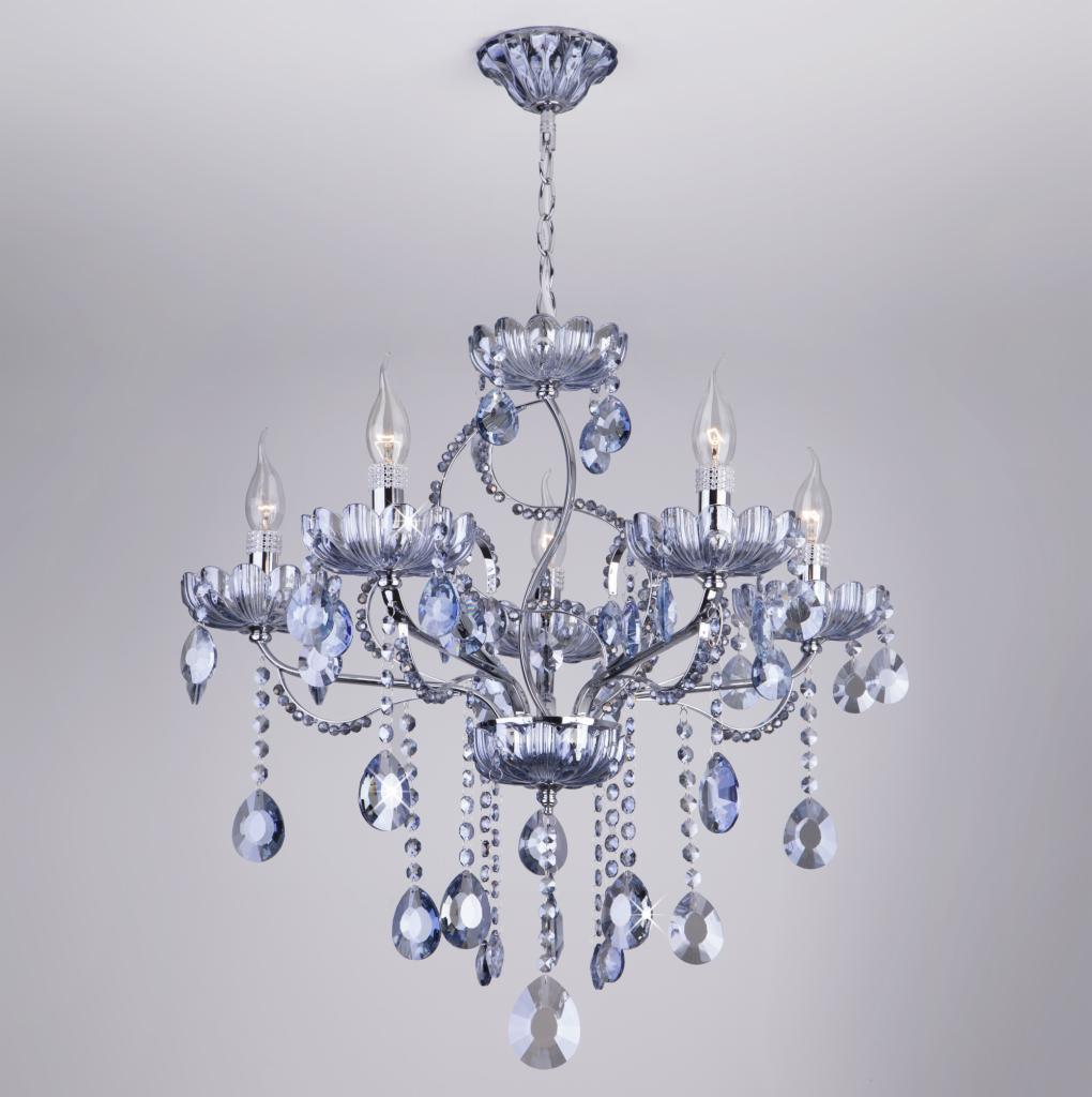 Kryształowy żyrandol z sześcioma żarówkami w kształcie płomienia świecy, z niebieskimi kryształkami i srebrną konstrukcją, zawieszony na łańcuchu.