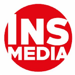Logo firmy INS Media w czerwonym okręgu z białym napisem, nowoczesny krój pisma, wyraźne i czytelne.