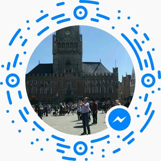 Tłum turystów na tle zabytkowego budynku z wieżą zegarową, otoczony dekoracyjną ramką z motywem komunikatora.