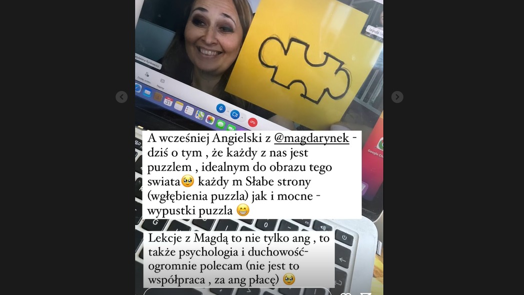 Uśmiechnięta kobieta na ekranie laptopa trzyma żółtą kartkę z narysowanym elementem puzzla. Widoczny fragment klawiatury i tekst z opisem lekcji angielskiego.