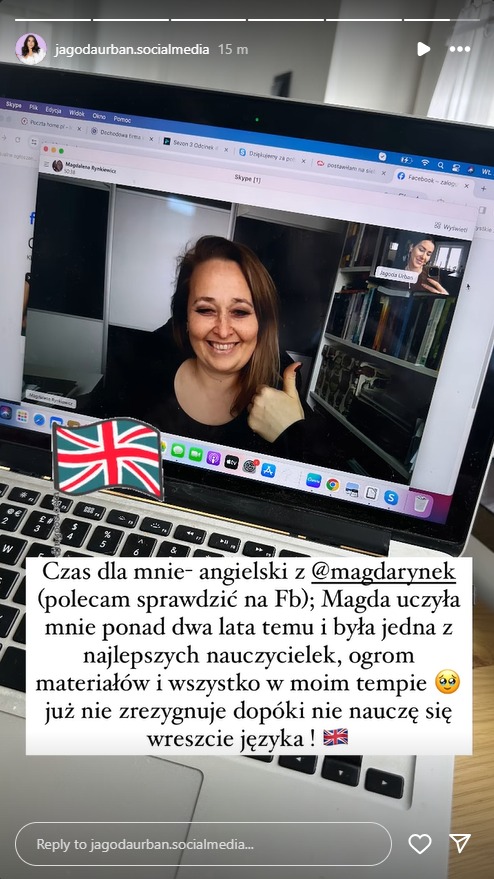 Lekcja angielskiego online: uśmiechnięta kobieta na ekranie laptopa, flaga Wielkiej Brytanii na klawiaturze, rekomendacja nauczycielki w tle. Nauka zdalna.