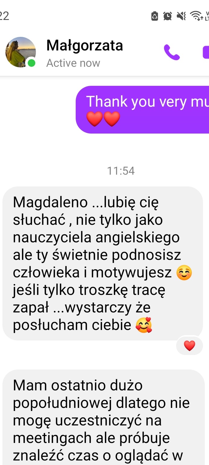 Zrzut ekranu konwersacji z podziękowaniem dla nauczyciela angielskiego. Uczennica chwali motywację i wsparcie. Widoczne emotikony i treść wiadomości.
