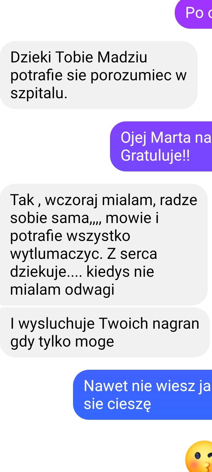 Screenshot czatu z pozytywnymi opiniami o nauce angielskiego, gdzie kursantka dziękuje za pomoc w porozumiewaniu się w szpitalu. Widoczne emotikony.