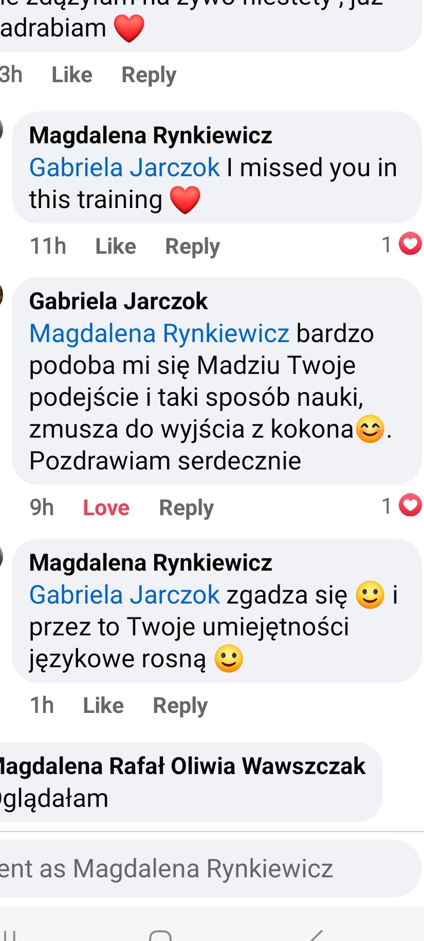 Zrzut ekranu z komentarzami na Facebooku, gdzie osoby chwalą podejście i sposób nauki języka angielskiego, podkreślając wzrost umiejętności językowych.