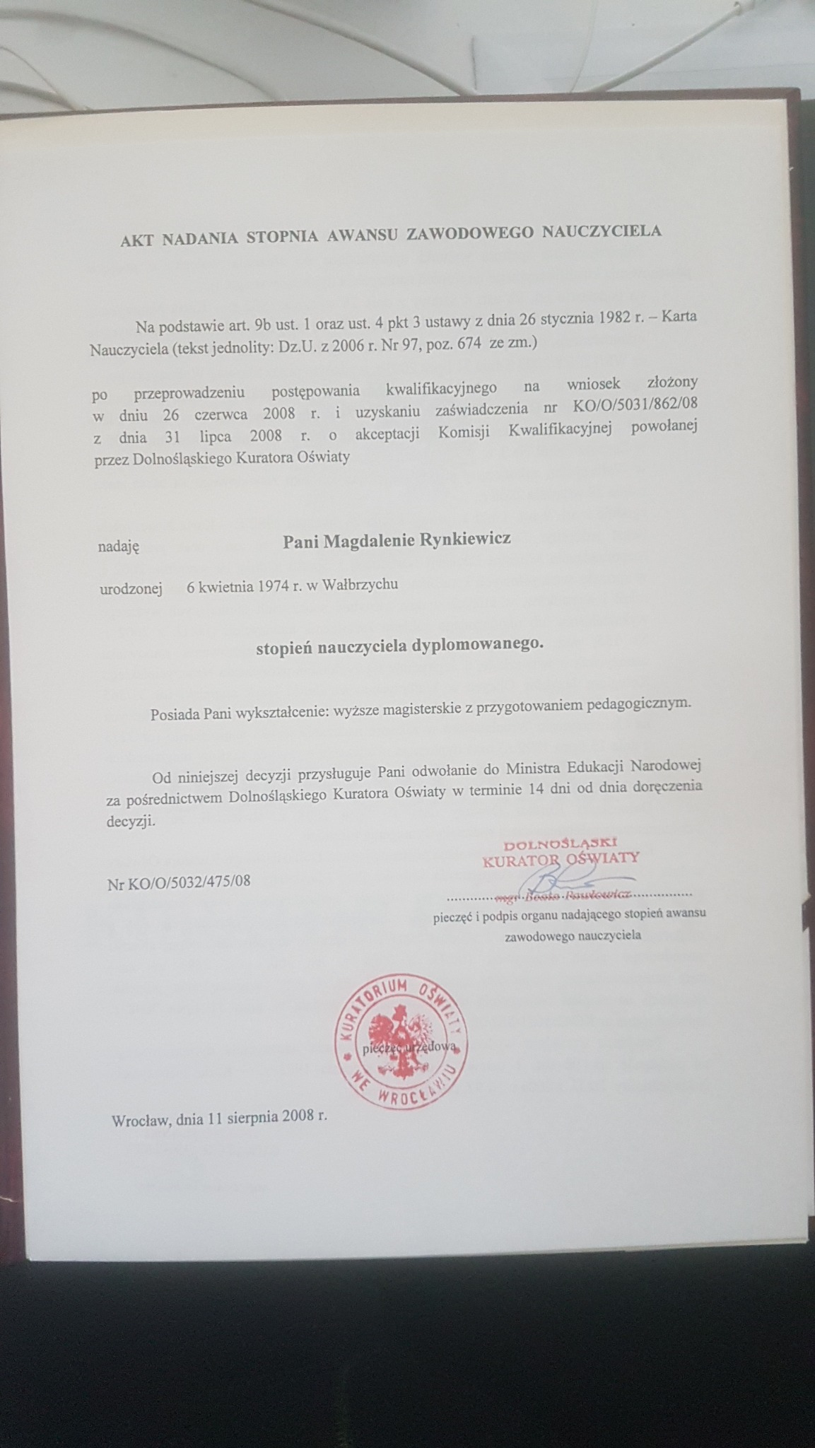 Akt nadania stopnia awansu zawodowego nauczyciela dyplomowanego Pani Magdalenie Rynkiewicz, wydany przez Dolnośląskiego Kuratora Oświaty we Wrocławiu w 2008 roku.