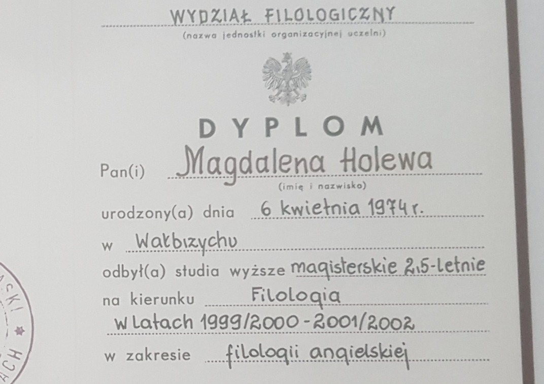 Dyplom ukończenia studiów filologicznych w zakresie filologii angielskiej, imię i nazwisko Magdalena Holewa, rok urodzenia 1974, Wałbrzych.