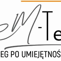 Logo firmy z nazwą 'eM-Te' stylizowane na odręczny podpis, pod spodem hasło '- BIEG PO UMIEJĘTNOŚCI -', w prawym górnym rogu pomarańczowy kwadrat bez wypełnienia.