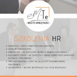 Plakat reklamowy z hasłem 'Szkolenia HR', logo firmy 'em-Te - Bieg po umiejętności' i listą tematów szkoleń z zakresu rekrutacji, onboardingu i employer brandingu na rozmytym tle uścisku dłoni...