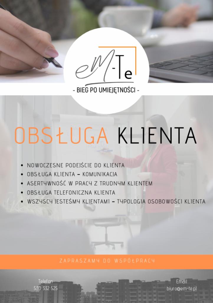 Plakat reklamowy szkolenia z obsługi klienta, zarys kobiety w marynarce piszącej na flipcharcie, logo firmy w tle, u góry dłoń z piórem i laptop.