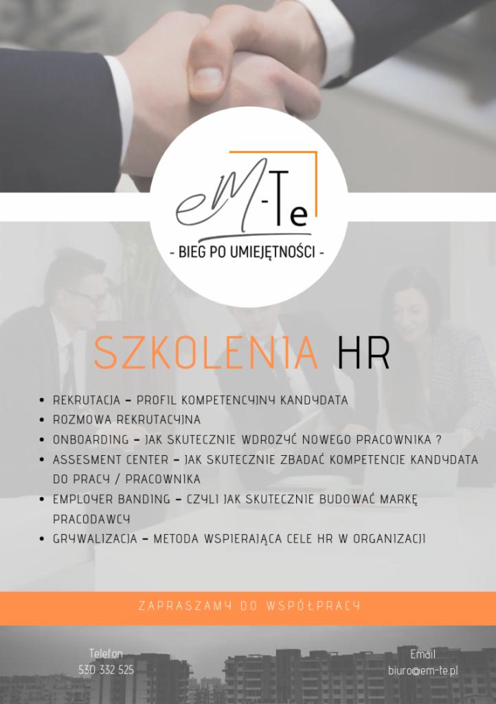 Plakat reklamowy z hasłem 'Szkolenia HR', logo firmy 'em-Te - Bieg po umiejętności' i listą tematów szkoleń z zakresu rekrutacji, onboardingu i employer brandingu na rozmytym tle uścisku dłoni...