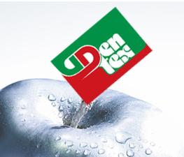 Logo z zielono-czerwonym napisem 'UDENFEST' na srebrnym jabłku pokrytym kroplami wody, na jasnym, rozmytym tle.
