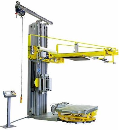 Automatyczna owijarka palet z obrotowym stołem, widoczne elementy sterujące i ramię z podajnikiem folii.