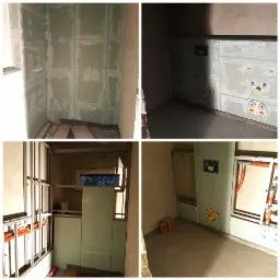 Cztery kadry z remontu łazienki: montaż płyty karton-gips na stelażu, widoczne instalacje wodno-kanalizacyjne, przygotowanie do położenia płytek.