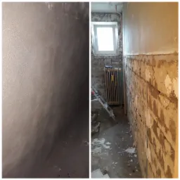 Ściana po lewej stronie pokryta świeżo nałożoną gładzią, po prawej odsłonięta cegła i stara warstwa tynku przed dalszymi pracami, widoczny grzejnik i drabina.