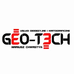 Logo firmy Geo-Tech Mariusz Chwastyk, oferującej usługi geodezyjne i kartograficzne. Napis Geo w kolorze czarnym i czerwonym, Tech w kolorze czarnym.