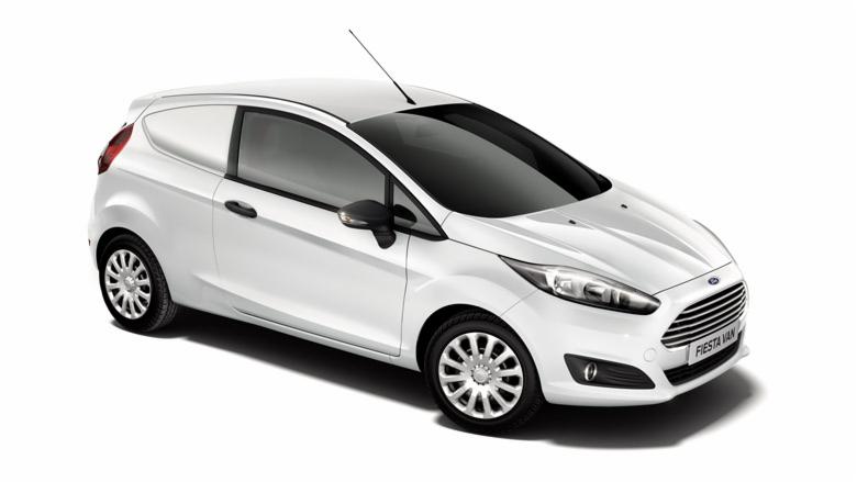 Biały samochód dostawczy Ford Fiesta Van na białym tle, z anteną na dachu i widocznym logo Forda na grillu.